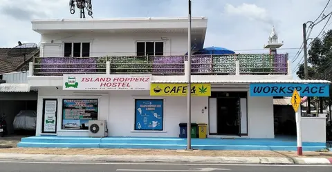 ISLAND HOPPERZ HOSTEL CAFE WORKSPACE BUD