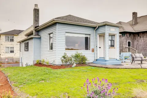 Beachfront Cottage on Seaside Promenade w/ Hot Tub