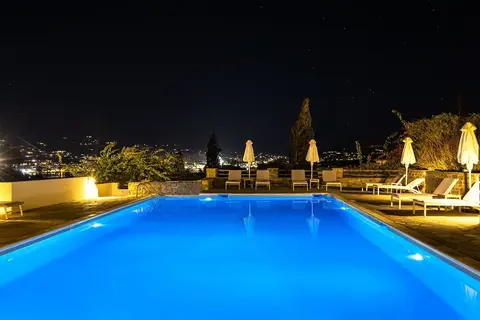 Akrotiri Hotel