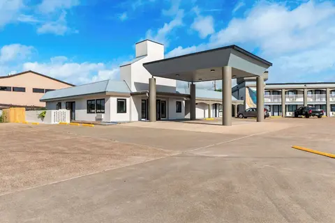 Quality Inn & Suites Port Lavaca near Lighthouse Beach