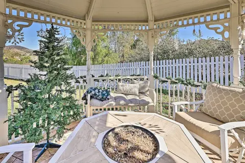 Garden, Gazebo & Fire Pit: Fallbrook Home!