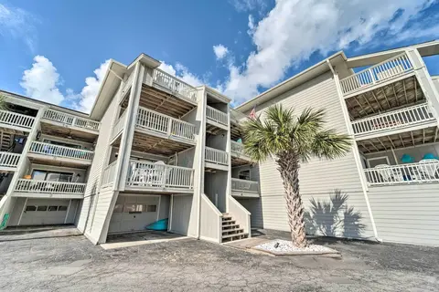 Bright Carolina Beach Condo - Walk to Shore!