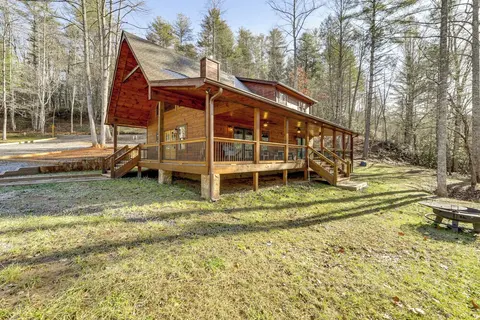 Riverfront Cabin w/ Mtn Views in Robbinsville