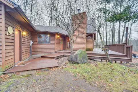 Cozy Wisconsin Cabin w/ Deck, Kayaks & Lake Views!