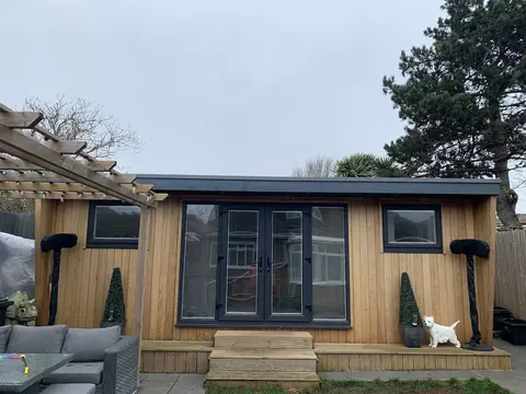 Lodge , air con , Free Parking , Mini bar