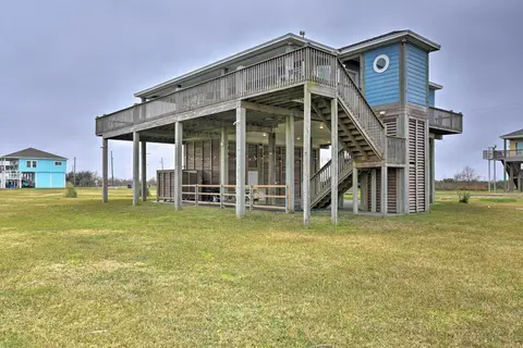 Walk to Beach: Coastal Home in Port Bolivar!