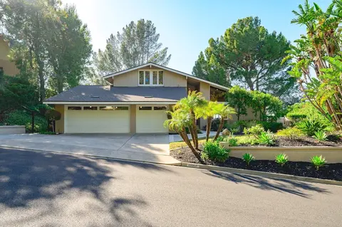 Spacious Retreat With Scenic Mountain Views