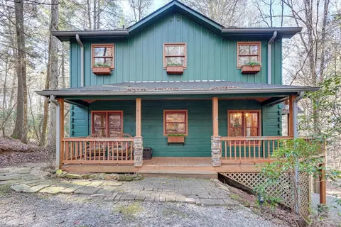 Secluded Cherry Log Cabin w/ Hot Tub + Swings!