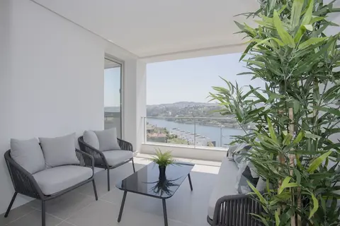 Liiiving -Luxury River View Apartment IV