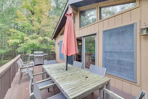Ski, Hike & Stay Cozy: Family Cabin in Lake Ariel!