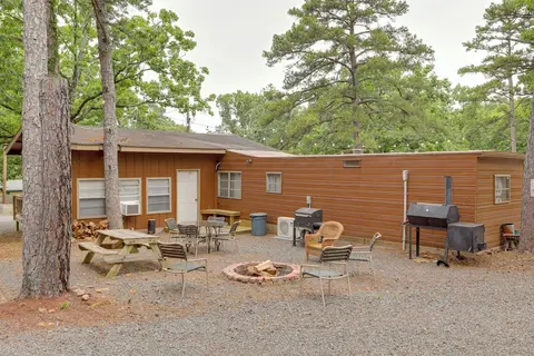 Greers Ferry Lake Escape: Cabin w/ Pool Access