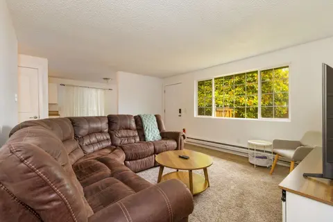 Bright 2BR Lynnwood Retreat