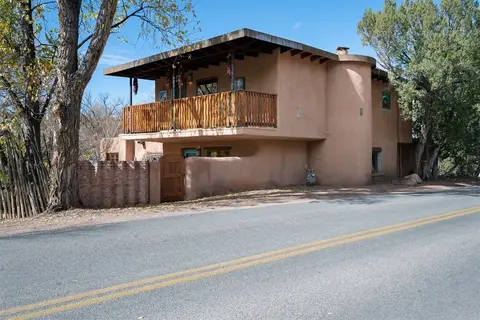 Dancing Hare - Colorful and Inviting Tesuque Home Right Next to Bishop`s Lodge