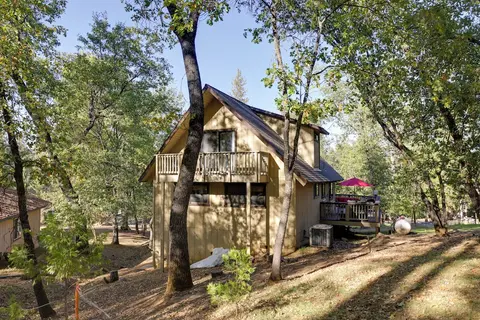 Spacious Groveland Cabin w/ Wraparound Deck!