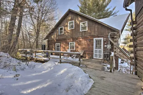 Cabin: Private Hot Tub, Walk to Pats Peak Ski Area
