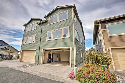 Gold Beach Townhome With Ocean Views & Sunroom!