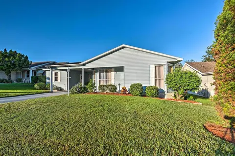 Lovely Lady Lake Home w/ Resort Amenities & Lanai!