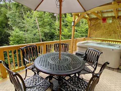 Foxes' Den Cabin with Private Hot Tub and Arcade Game by RedAwning