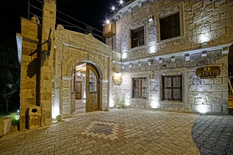 Risus Cave Suites