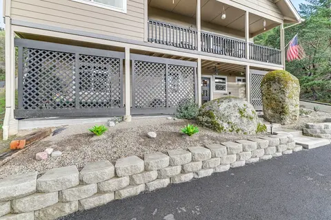 Grants Pass Retreat w/ Hot Tub & Mountain Views!