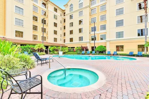 Apt Close to Universal Studios With Hot Tub, Pool!