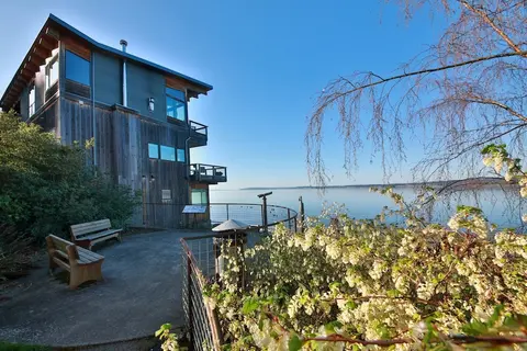 Langley Waterfront Condo by Avantstay A+ Views