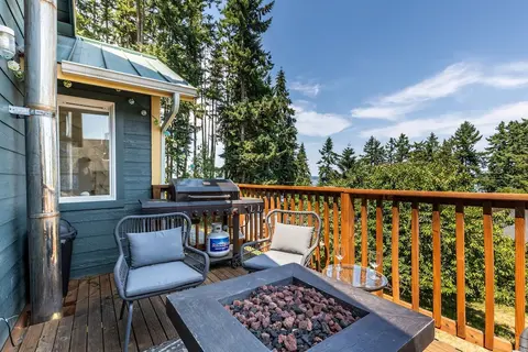 Seaside Getaway by Avantstay Deck w Views