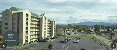 City View 410 3BD Condo with Private Balcony by RedAwning