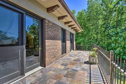 'owls Nest' Estate Top Floor w/ Shared Pool!