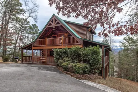 Cozy Log Cabin w/ Hot Tub & Game Room!