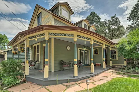 Historic Manitou Springs Victorian: Walk Downtown!