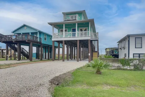 Walk to Ocean: Home w/ Deck in Surfside Beach!