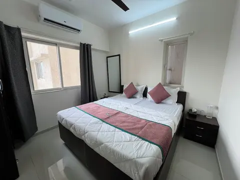 Pinaki Comfort Stay Malad - Near Nesco & Oberoi Mall