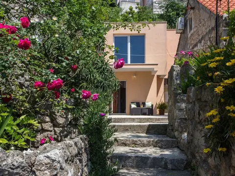 Studio Maro - Studio Apartment With Terrace