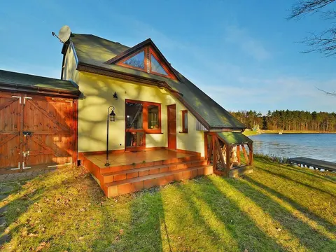 Holiday Home on the Lake Shore, Boat Included