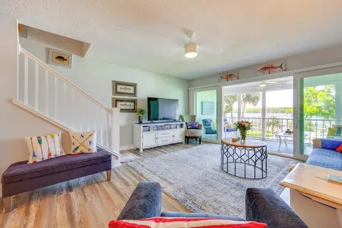 Private Balcony w/ Water Views: Welaka Condo!