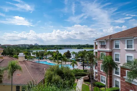 New Vista Cay Penthouse Chic Pool and Lake View Close to all Parks Walk to Convention Center