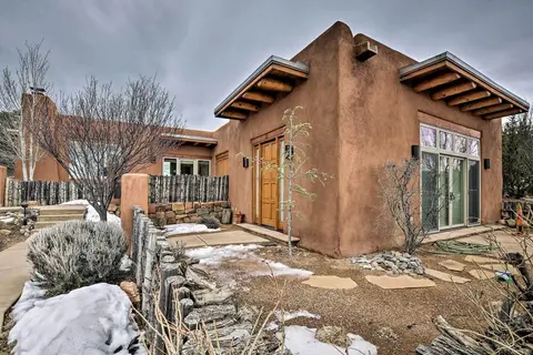 Adobe-style Home w/ Views < 5 Mi to Santa Fe Plaza