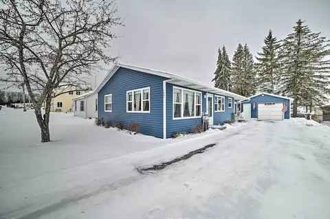 Cozy Houghton Lake Heights Cottage w/ Private Yard