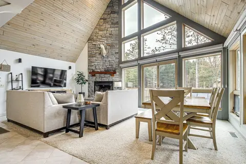 2 Mi to Sand Valley: Family Getaway w/ Deck!