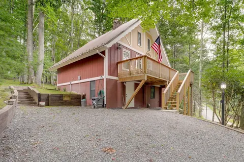 Beech Mountain Chalet w/ Deck, Fire Pit & Grill!