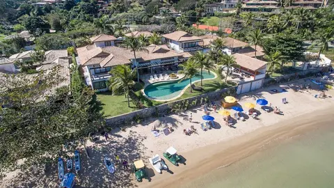 Mansão Exuberante Pé na Areia Ferradura
