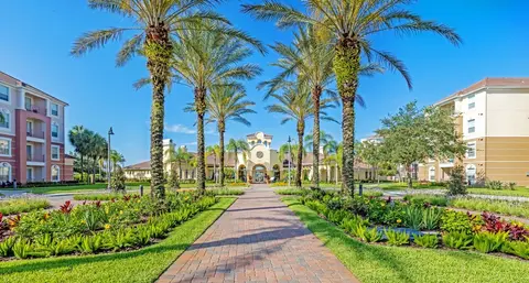Beautiful Modern Condo, Near Parks-2012