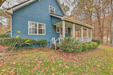 2 Mi to Tims Ford Lake! Cozy Cottage w/ Fireplace