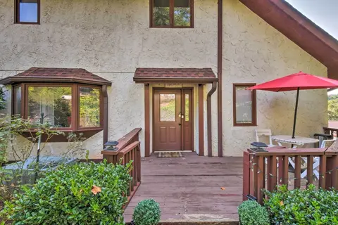 Spacious Rustic Helen Abode ~ 1/2 Mi From Tubing!