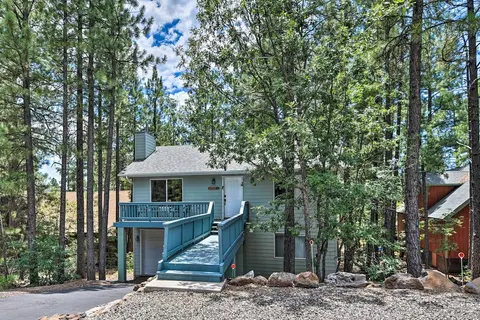 Munds Park Home w/ 3 Decks ~ 1 Mi Odell Lake!