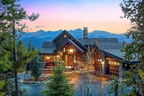 Three Sisters Lookout 5 Bedroom Home