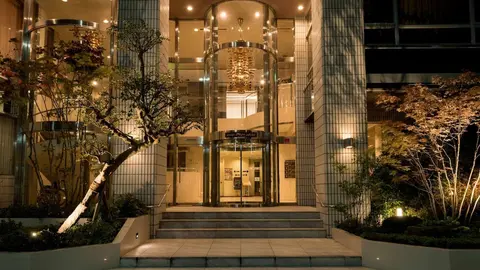 PLAZA EAST CABIN - Caters to men