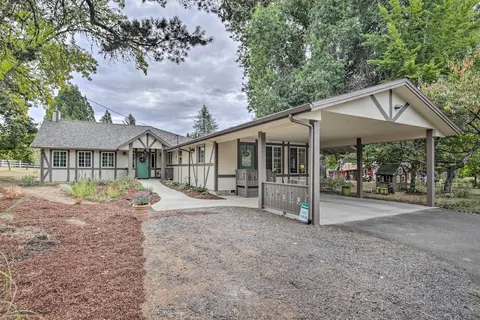 Cozy Cottage on Flower Farm w/ Baker Creek Views!