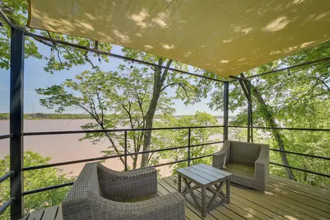 Waterfront Retreat w/ Deck on Lake Eufaula!